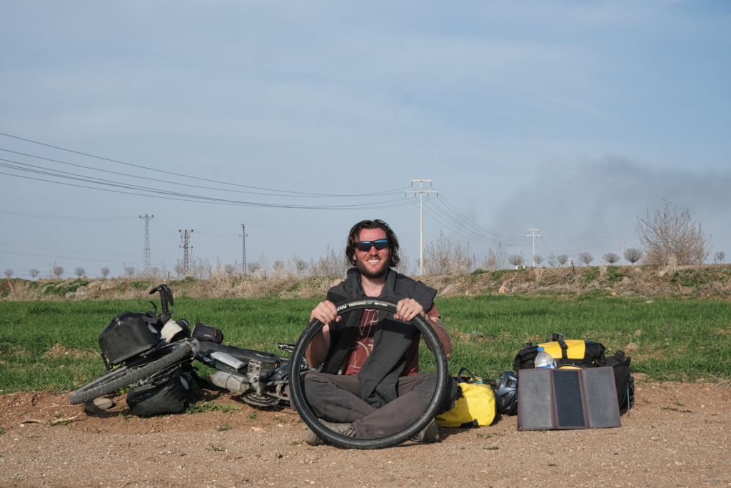 Ich sitze auf dem Boden, eine neue Hose lässig über die Schulter geworfen, einen neuen Reifen in der Hand und die Sonnenbrille auf der Nase.