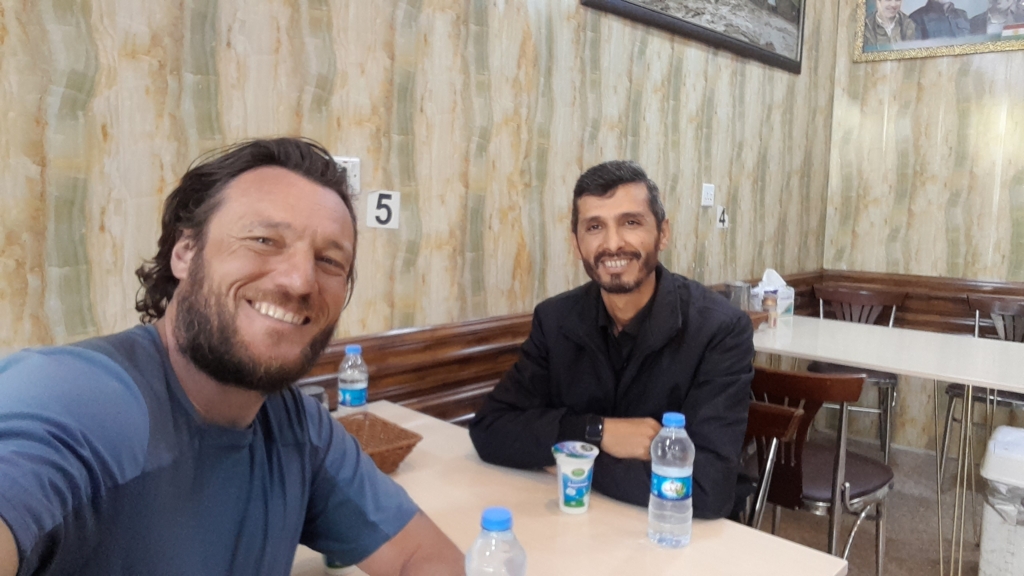 Rahim und ich in einem Cafe beim Essen