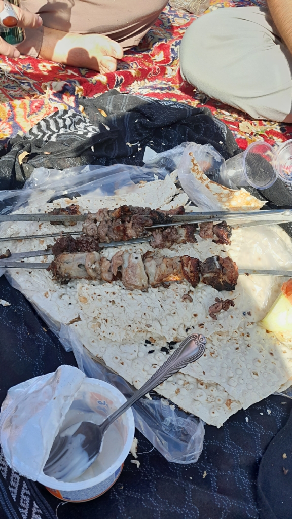 Frisch gegrillte Kebabspieße auf iranischem Lavashbrot.