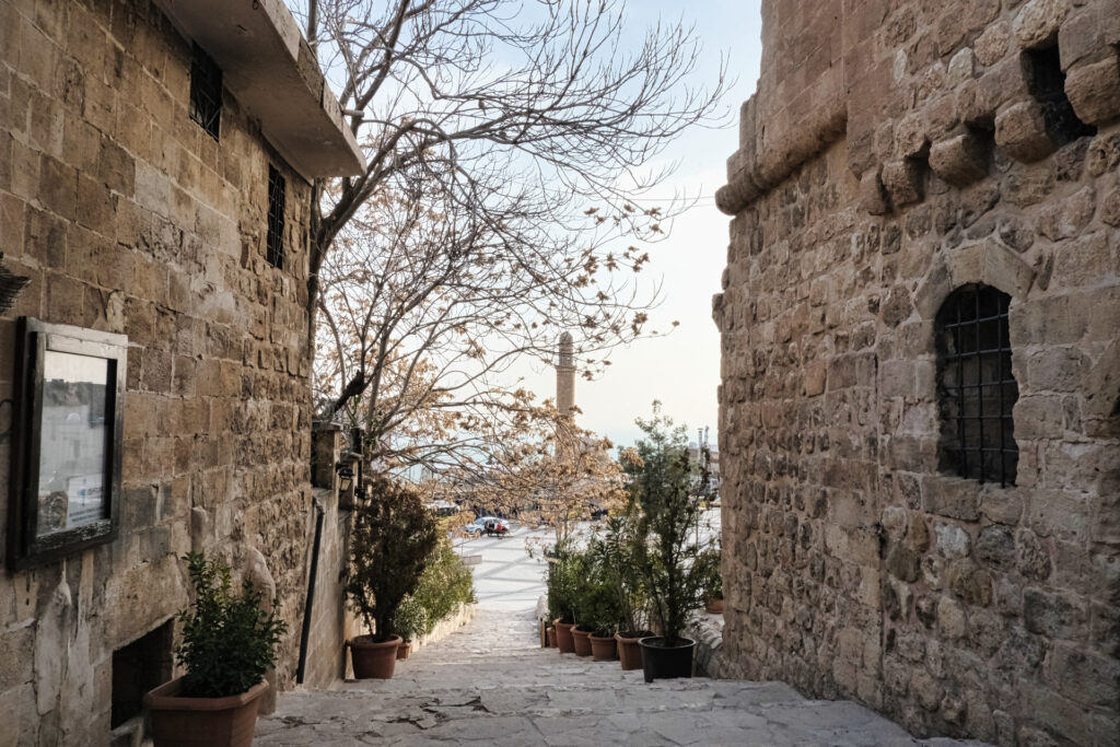 lick durch eine Gasse aus groben, beigen Steinhäusern über eine Treppe hinab zum Marktplatz.