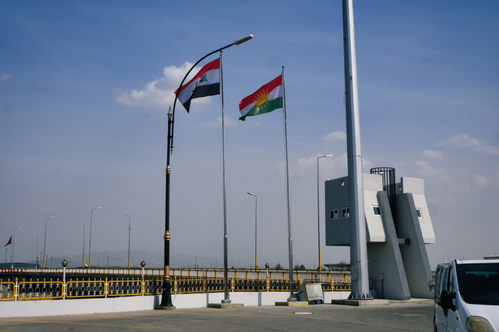 Bild mit Fahnenmasten der Irakischen und Kurdischen Flagge