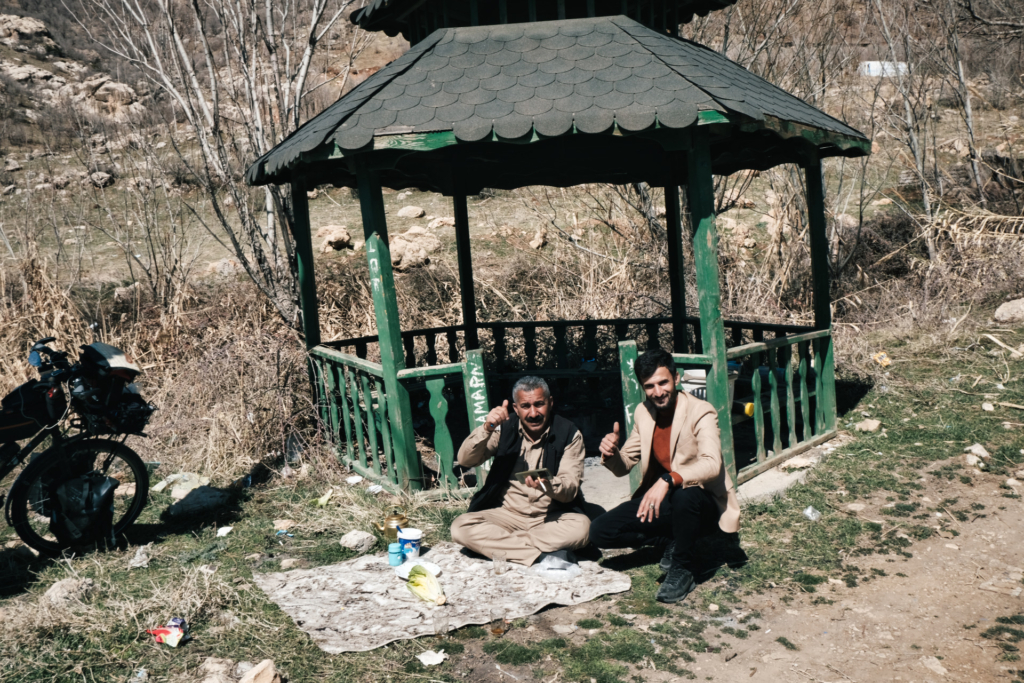 Zwei Polizisten laden mich in einem Pavillon zum Tee ein