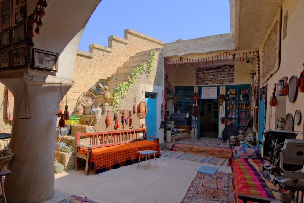 Sehr bund eingerichtetes nach oben offenes Zimmer in der Zitadelle von Erbil