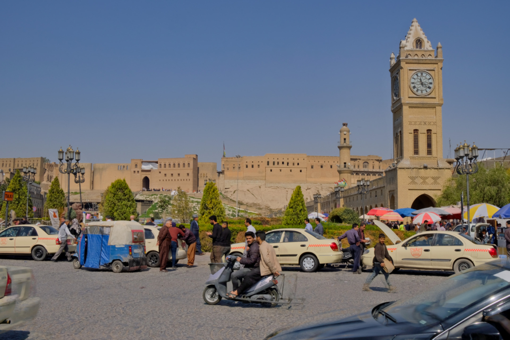 Blick vom Marktplatz auf die sandfarbene Zitadelle von Erbil.