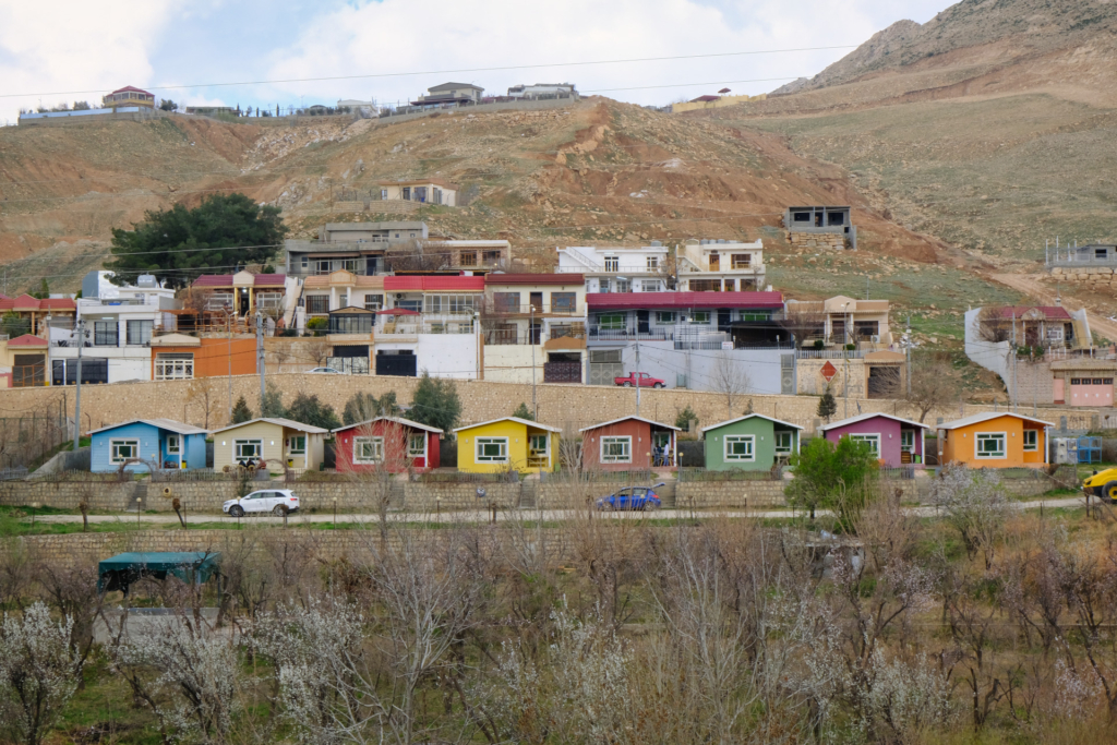 Häuser in verschiedenen kräftigen bunten Farben säumen den Straßenrand