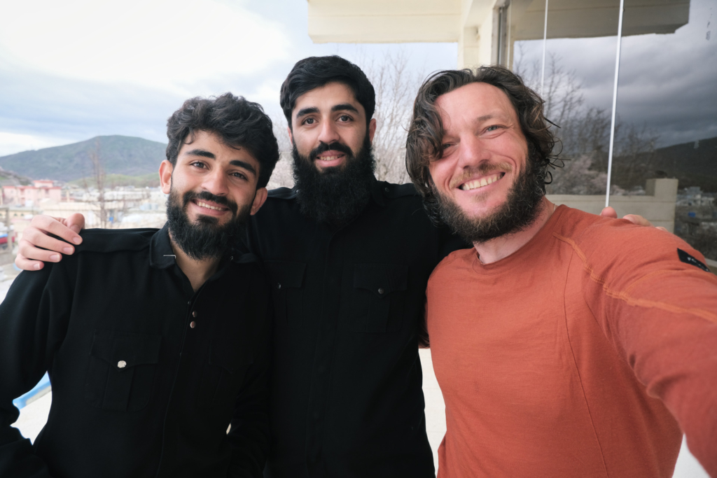 Abdullah und sein Bruder mit mir Arm in Arm. 