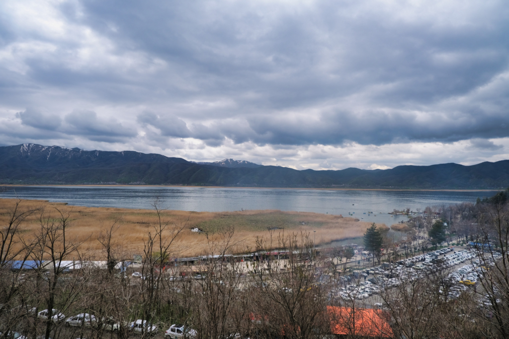 Blick auf den Zarivar See bei stark bewölktem Wetter.