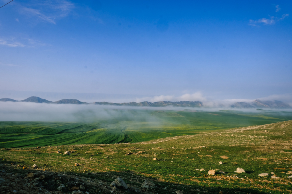 Der Hochnebel der Berge löst sich langsam unter der Sonne und dem azurblauen Himmel auf