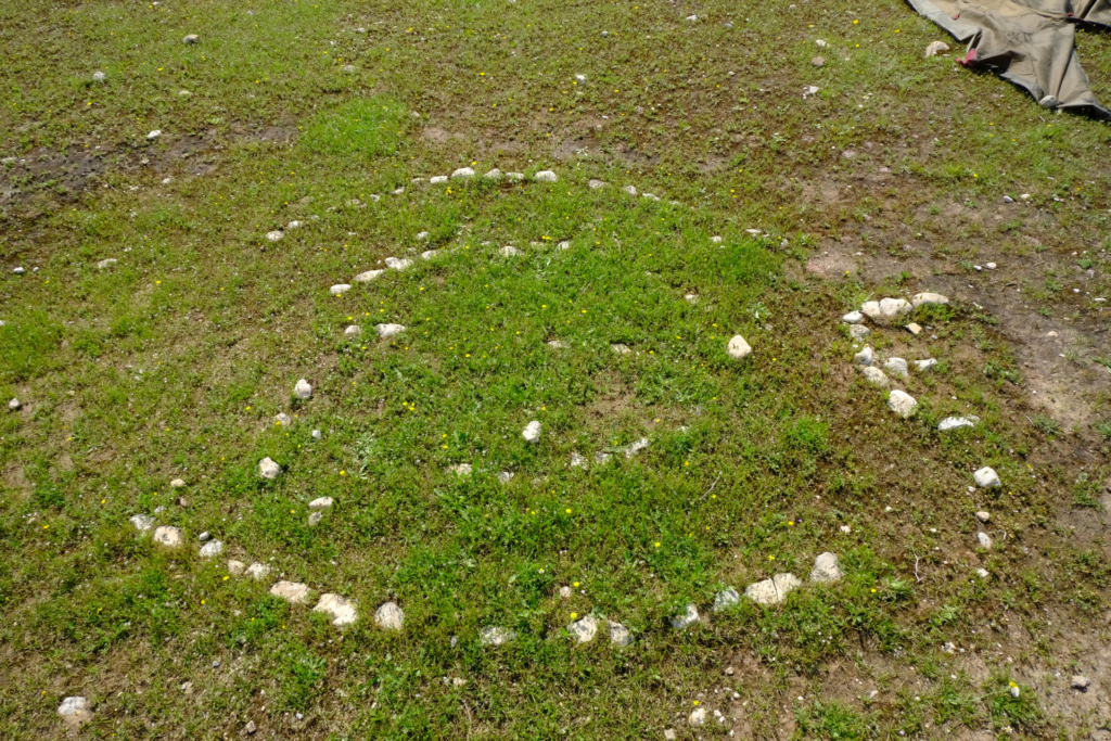 Ein kleiner Feenkreis aus Steinen