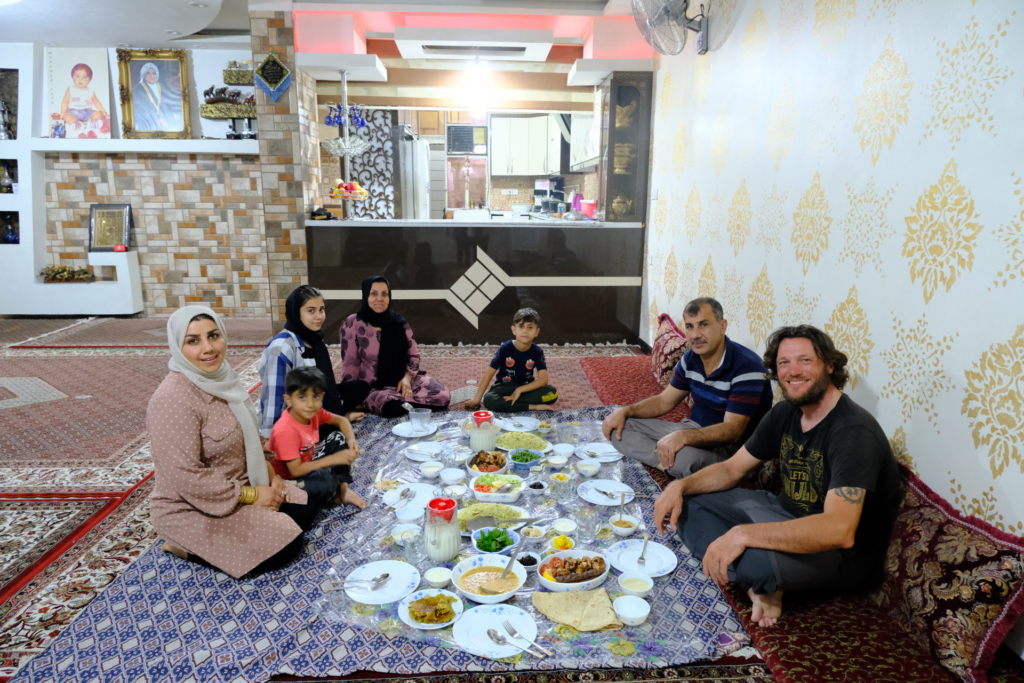 Die ganze Familie sitzt mit mir zum Essen zusammen. 