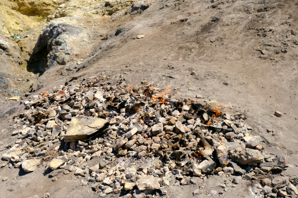 Ein Haufen Steine, aus dem Gase entweichen, die permanent brennen.