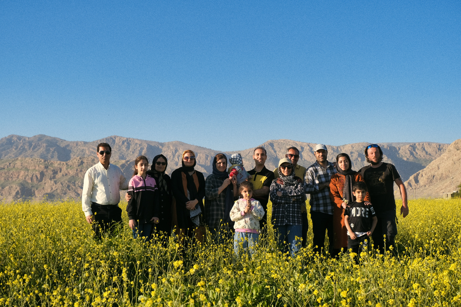 Ich stehe zusammen mit der ganzen Familie (17 Personen) in einem rapsfarbenen Blumenmeer.