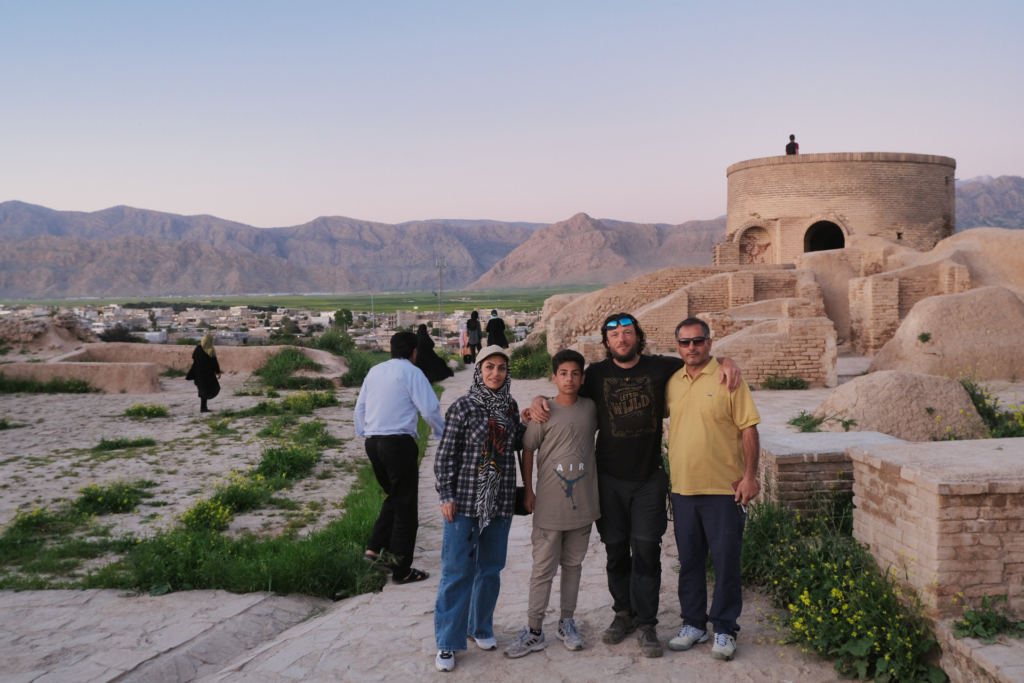 Ich stehe zusammen mit der Gastgeberfamilie auf einer Sandsteinburg, vor einem Bergmassiv.