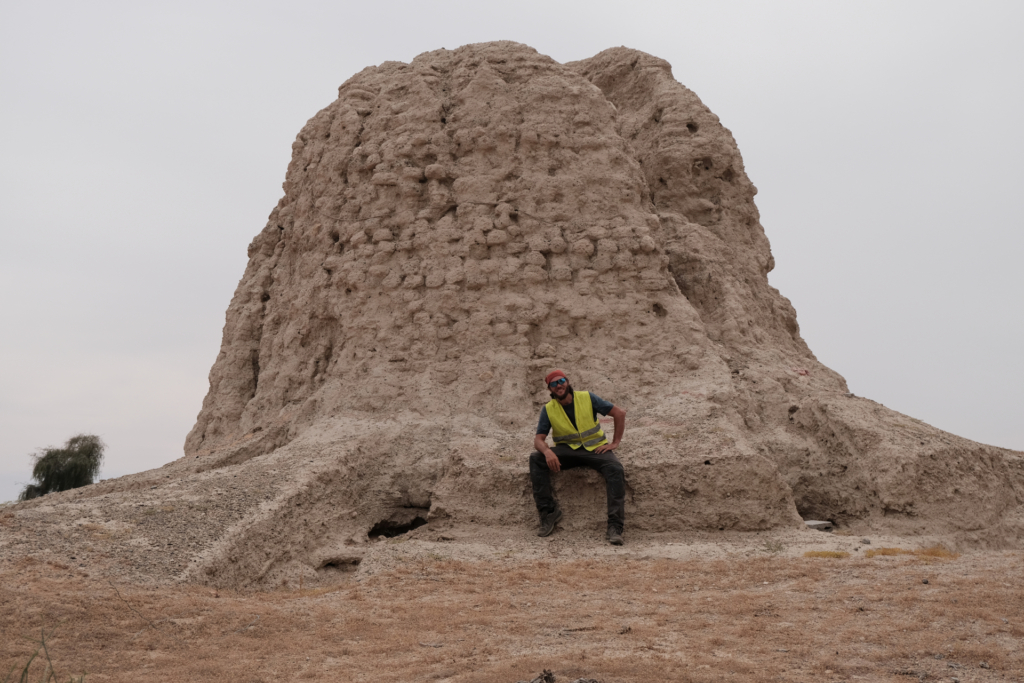 Ich sitze auf dem Sockel der Ruine eines Wachturms. Vom Turm ist nicht mehr viel übrig; er sieht aus wie ein geschmolzener, sandbrauner Schneemann.