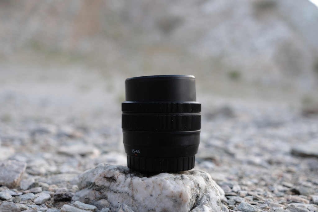 Mein Zoomobjektiv im Großformat auf einem Stein. Man erkennt eindeutig, dass die Zoomfunktion gebrochen ist.