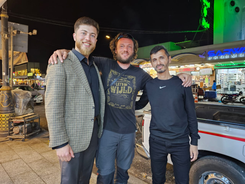 Shad Rahim und ich stehen Arm in Arm auf dem nächtlichen Markt in Erbil