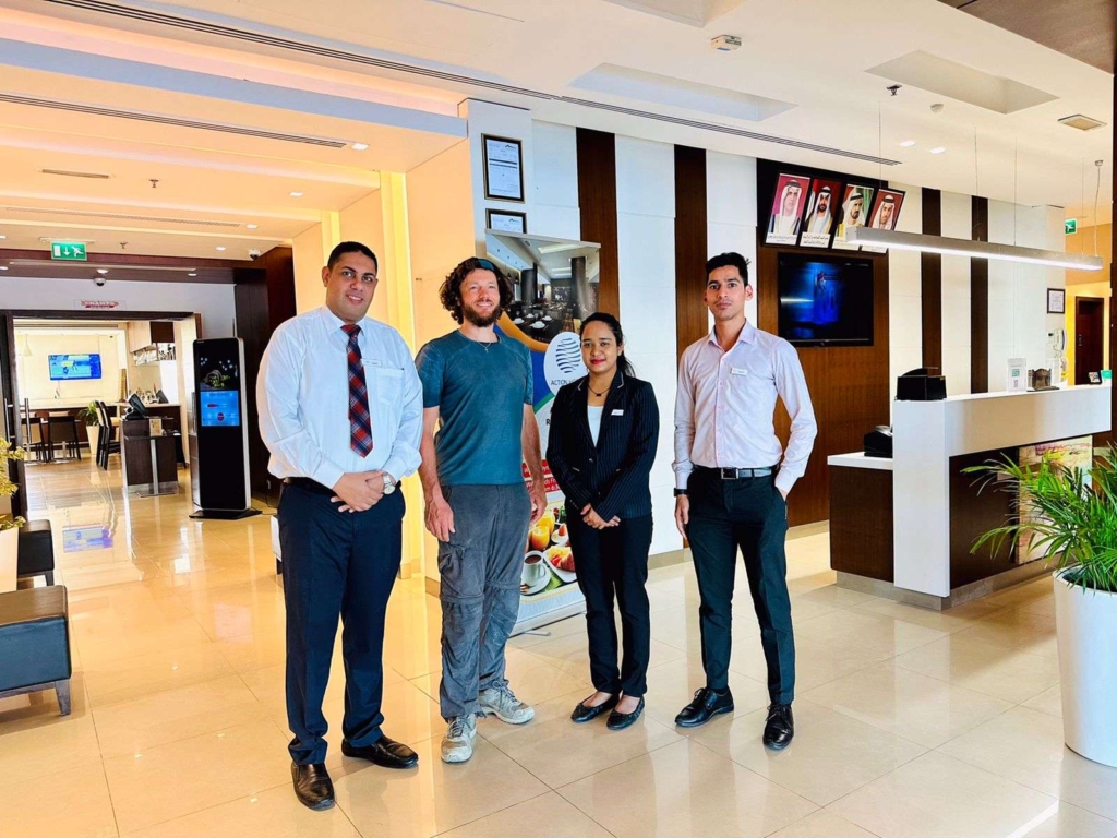 Ich stehe zusammen mit den Angestellten des Hotels im Foyer, neben der Rezeption.