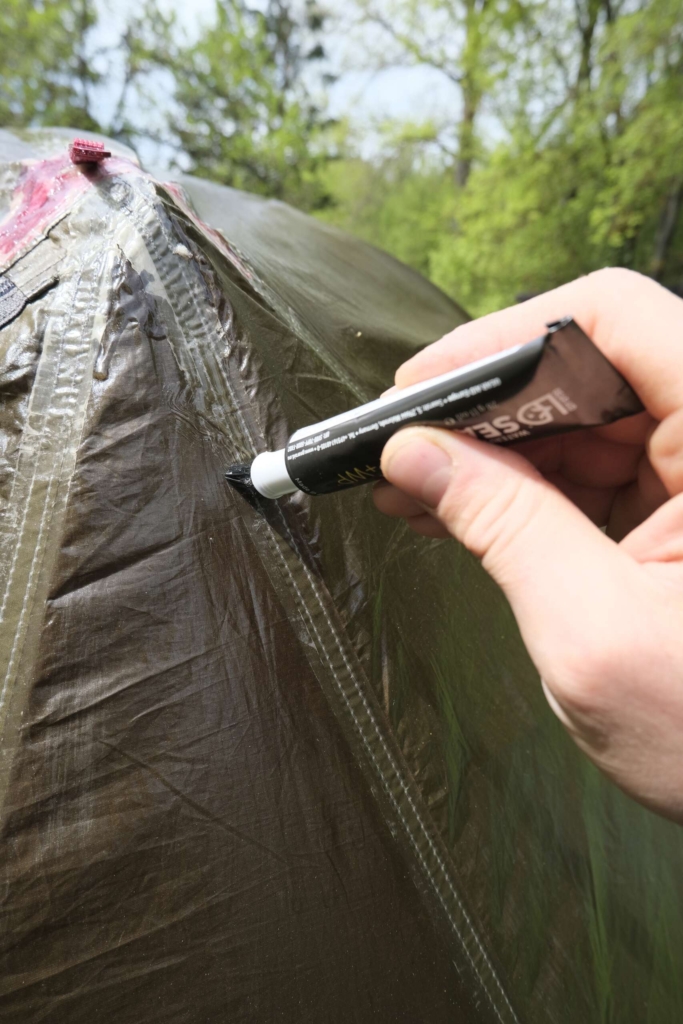 Nahaufnahme wie ich mit dem Seam Grip die Naht ausbessere